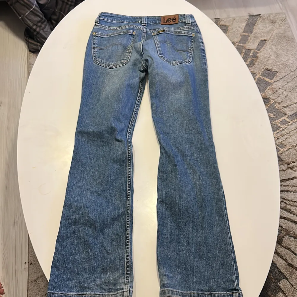 Lågmidjade bootcut jeans som passar som storlek S. Waist 24-27 . Jeans & Byxor.