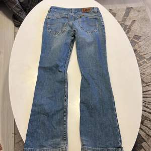 Lågmidjade bootcut jeans som passar som storlek S. Waist 24-27 