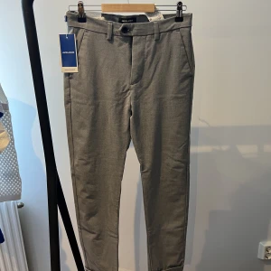 Gråa kostymbyxor  - Gråa kostymbyxor från Jack & Jones (slimmat / stretch) Endast prövade lappen kvar! Nypris 699kr Skick 10/10