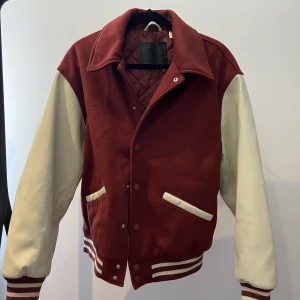 Levi’s collagejacka  - Röd/ beige collagejacka från Levi’s Endast prövad Nypris 1149kr Skick 10/10