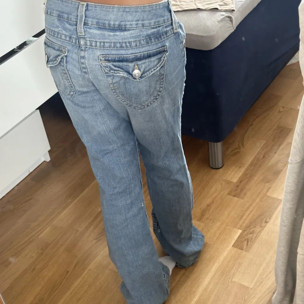 Super snygga bootcut/flare true religion jeans i storlek 31 fast insydda så passar mer 28. Köptes för 1.2 men säljes endast för 700!🥰. Jeans & Byxor.