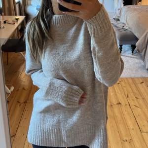 Stickad beige tröja från Vero Moda i super mjukt material❤️helt oanvänd liten slits på båda sidor så fin❤️storlek xs men skulle säga att den passar alla från XS till M köptes för 350 på zalando skriv för prisförslag eller fler bilder 