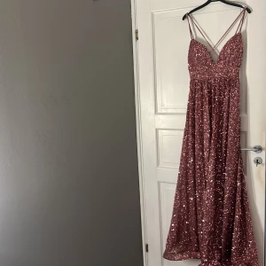 Lila/rosa finklänning 💜 - Anledning till säljning: Skulle använda på balen men kom aldrig till användning då jag valde en annan 🩷 Skick: Oanvänd men testad  Från: SHEIN Nypris: 509