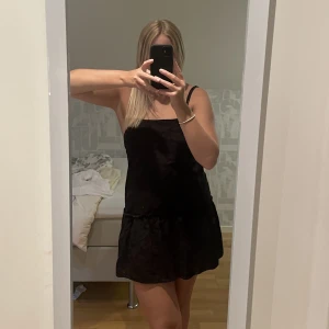sommarklänning Zara - Klänning köpt förra året från Zara men i väldigt bra skick! Så himla fin rygg, passar nog bäst för folk under 170cm🥰