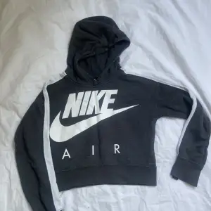 Mörkgrå Nike hoodie (magtröja? Vit text på framsidan o ingen text på baksidan. Vit sträck på ovansidan av armarna. Köpt för 400.