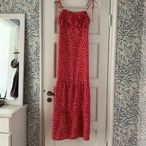 Sommarklänning, blommig - Blommig långklänning. Storlek small. Klippt av lappen, vet inte vilket märke klänningen kommer ifrån. 