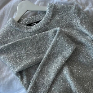 Glittrig stickad tröja  - Glittrig långärmad topp