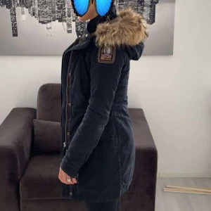 Parajumper Jacka - Säljer nu min parajumper storlek XS, passar XS och S, storlek 34 och 36 Slimfit modell som blev slutsåld blixtsnabbt! Nypris ca 12.000kr, Mitt pris idag 2000kr.  Kommer från rökfritt och djurfritt hem, jackan har alltid varit fräsch.  