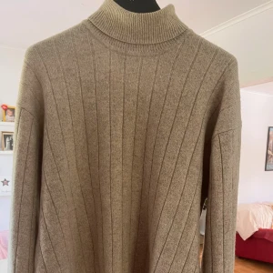 Tjocktröja - Jätte skön tröja som ja inte använder som nån säkert kan komma till användning för nån annan