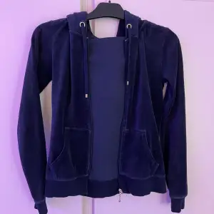 Mörkblå zipup hoodie som använts många gånger. Relativt bra skick. Säljer matchande byxor till💙