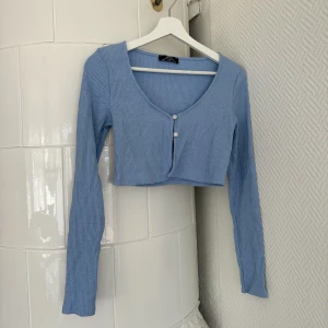 Kofta + bandeu  - Kofta och matchande bandeautopp från Bershka, endast använt en gång. Jättefint skick och fina knappar med strass 🫐