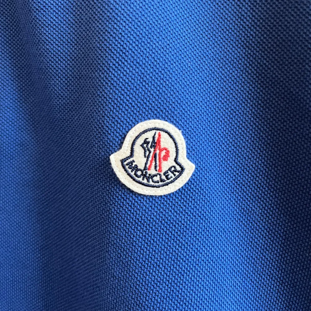 Moncler polo storlek M nyskick inga flaws eller liknande . T-shirts.