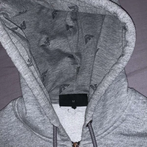 Armani kofta  - Säljer min Armani kofta pga att jag inte använt den alls. Skick 10/10  nypris 1500kr  Pris kan diskuteras vid snabb affär 