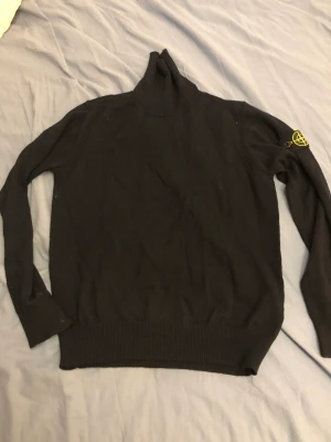 Stone island junior - Stickad polotröja  Ej använd så nyskick  Tags kvar. Köpt på stone Islands hemsida  Nypris 2199kr 