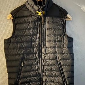 Väst  - Säljer nu min parajumper väst då den är för lite o inte kommer till användning. Inte använd så ofta så är i väldigt bra skick. Nypris 4000kr. Kom med prisförslag! 