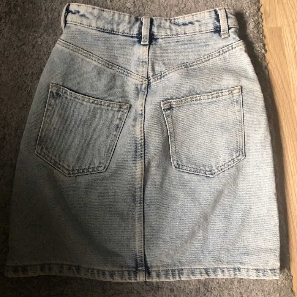 Säljer en jeans kjol som är i nytt skick!💗Den är i storlek 32 och är från H&M Divided.. Kjolar.