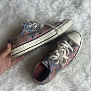 Missoni converse  - Jätte snygga missoni converse. Inga defekter als förutom lite lätt smuts som synd på bilden. De är stlrk 38,5 men! Är mer som 37/38. Så har du 39 kommer de nog vara små!!