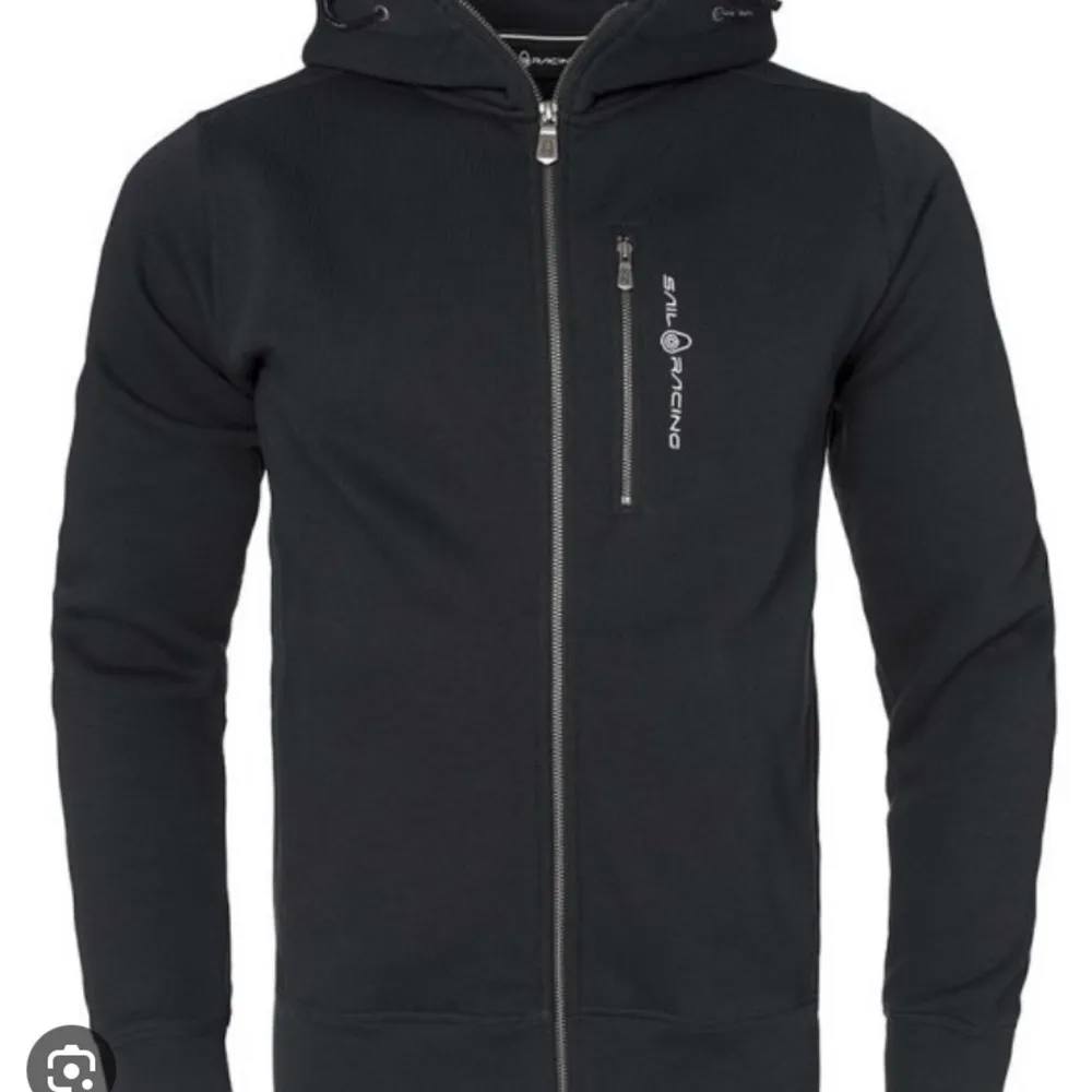 En sail racing hoddie som inte använts så mycket då jag inte fått tillfälle för de, råkade ta en bild på man anledning men den är köpt på dam avdelning. Mycke fin o bra skick. Hoodies.