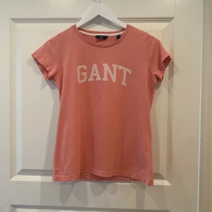 Gant T-Shirt - Säljer denna tröja då den ej kommer till användning längre, pris kan diskuteras🫶🏻