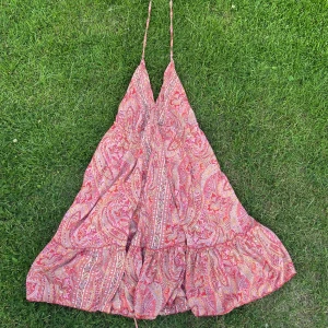 Klänning - Säljer den här jätte fina klänningen köpt utomlands eftersom jag inte får användning för den . Jätte fint skick med öppen rygg med snörning. Malm kan välja hur tajt den ska sitta runt brösten och midjan  💗🙏🏻Därför passar den till xs-M