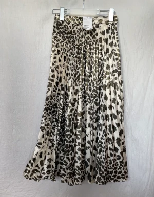 Ny plisserad kjol - Helt ny kjol med prislapp kvar. Superfin i materialet! Säljer pga för liten i storleken för mig. Inköpt för 499kr. 