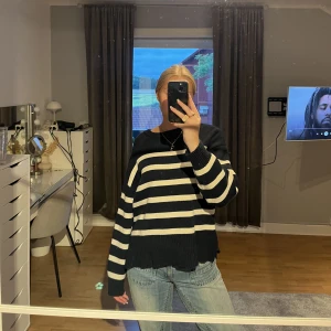 Stickad tröja  - Randig stickad tröja från zara, sparsamt använd i bra skick🩷