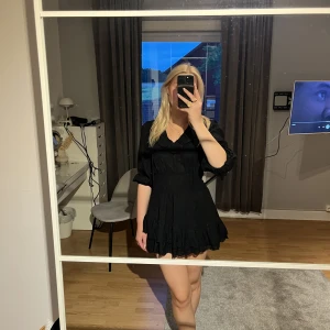 Svart volangklänning - Svart klänning från zara, använd 1 gång! Säljer pga för liten och för kort🩷