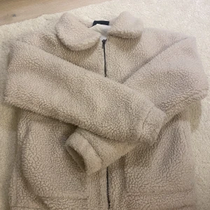 Jacka - Jättefin jacka köpt för några år sedan och kommer ej till användning ❤️ bra skicka förutom där lappen sitter (se bild 3 ),, därav priset ❤️ 