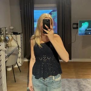 h&m linne - Blått linne från h&m med spets detaljer. Man knyter banden vid axlarna så den går att justera beroende på hur man vill att den sitter🩷 Knappt använd!