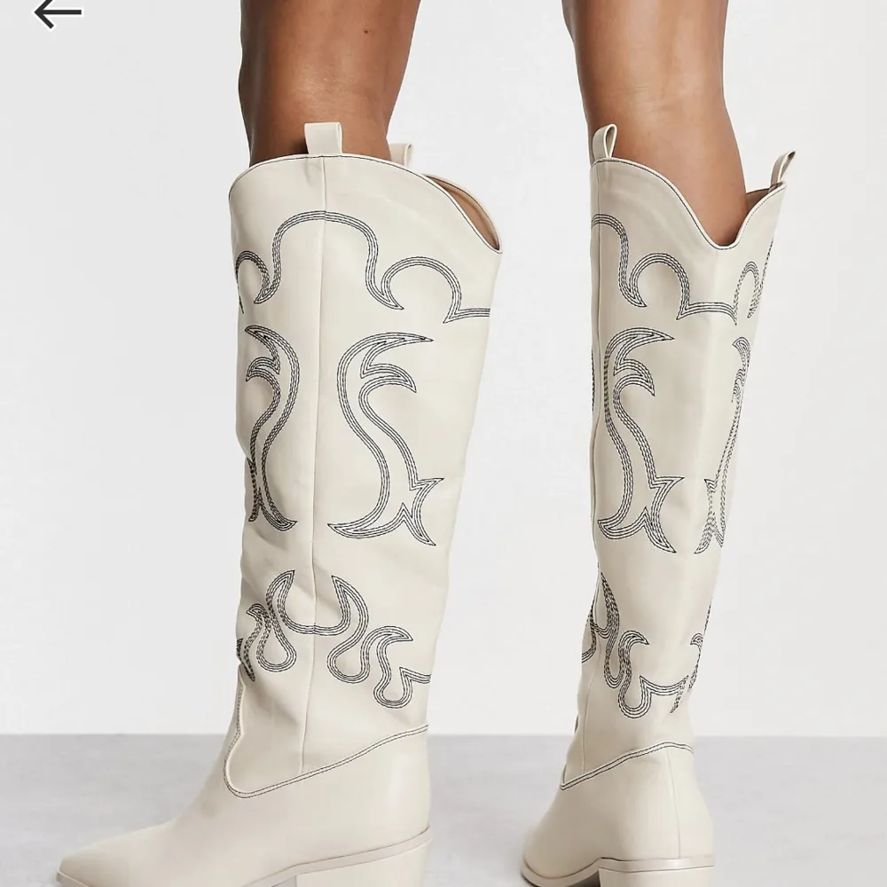 Cowboy boots från Asos nypris ca 800kr. Använda en gång!. Skor.