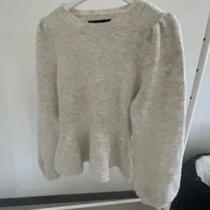 Stickad tröja - Superfin stickad tröja från vero Moda. Säljer då jag inte tyckte att den passade mig. Mycket bra skick. Sticks inte alls. Skriv för fler bilder. Storlek S💕