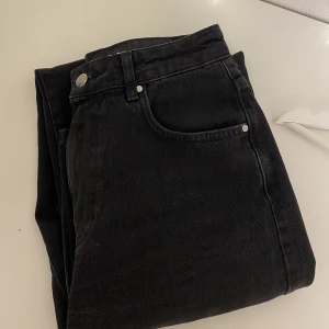 Jeans - Säljer nu mina svarta jeans från bikbok som nästan inte är använd då dom är för liten för mig.🩵 W27 L32  Köpt för 700kr 350kr + frakt (kan diskuteras)🎀