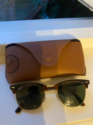 Rayban Clubmaster - Ett par snygga rayban clubmaster, en klassisk modell i en klassisk färg
