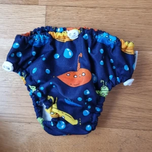 Badblöja stl m nyskick - Badblöja ifrån dolphin swimwear som bara har blivit använt ett fåtal gånger. Badblöjan är i nyskick 