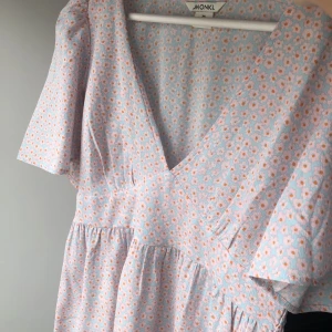 Sommarklänning - Supersöt blommig sommarklänning från Monki! Rosa/orangea blommor och blå i bakgrunden, är lite mer klarblå i verkligheten jämfört med bilden! 💕
