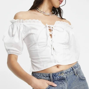 Vit topp - Säljer denna fina vita topp från ASOS helt oanvänd med lapparna kvar! Säljer då jag missade returtiden och den var för liten. Superfin till sommaren! Liten i storleken och passar 36/38🫶🏼