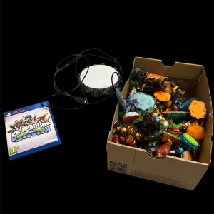 Skylanders spel med ~50 gubbar ingår  - Jättekul spel som kan spelas med 4 personer lokalt för ps4-ps5 