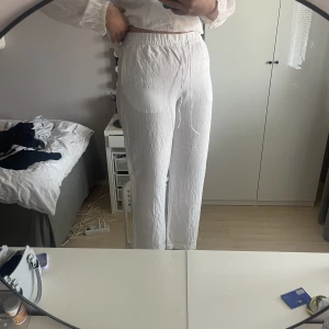 Linnebyxor  - Vita linnebyxor från hm! Extremt skrynkliga på bilderna… men använda få gånger! Bara o fråga om fler bilder eller annat 🫶🏼