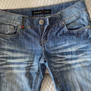 Ett par jätte snygga low waist jeans med boot cut 83 innebernslängd och 76-77 cm i midjan 