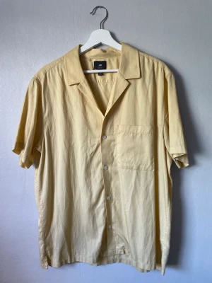 Kortärmad skjorta från Hm - Elegant sommarskjorta från HM i bra skick 