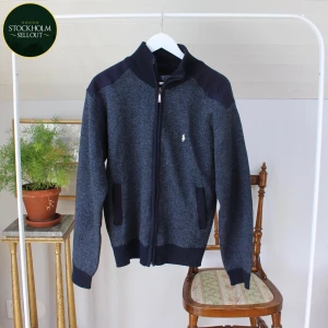 Ralph Lauren zip kofta - Säljer nu denna snygga kofta från Ralph Lauren! Den är i fint skick utan några som helst defekter eller liknande. Den är storlek S och är tts. Hör av er om ni har frågor!