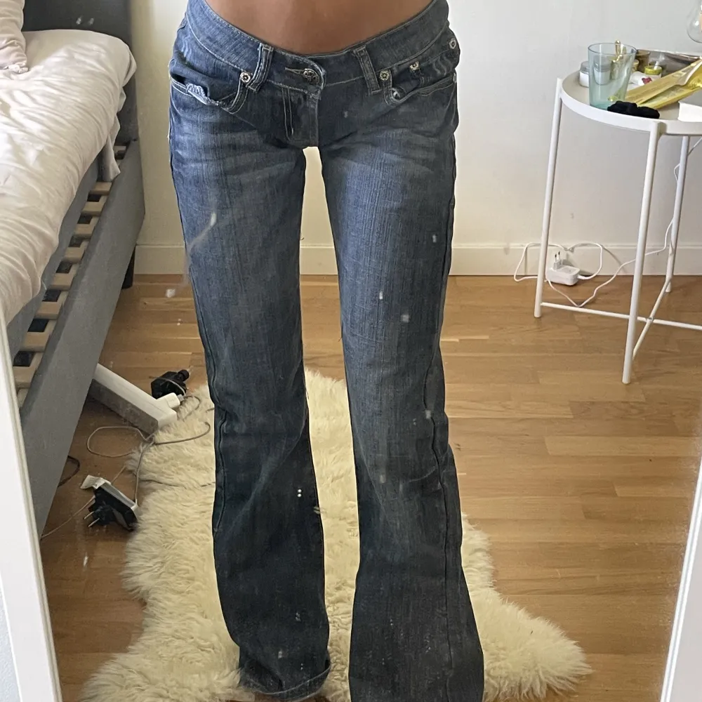 midjemått: 34 cm tvärs över, innerbenslängd: 83 cm ❤️ Jag är ca 165 cm lång❤️. Jeans & Byxor.