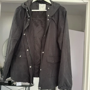 Jacka - Helt oanvänd jacka från Jacqueline de yong.   Rensar ur min garderob från en hel del oanvända kläder🌼 Kika och se om du ser något mer i min profil som du gillar så skickar jag med det till dig också!😊 Fler kläder kommer! 