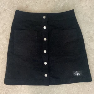 Jeanskjol - Calvin Klein jeanskjol köpt från Johnells. Fickor och knappar på framsidan av kjolen. Storlek 25. Skulle nog passa en XS. 