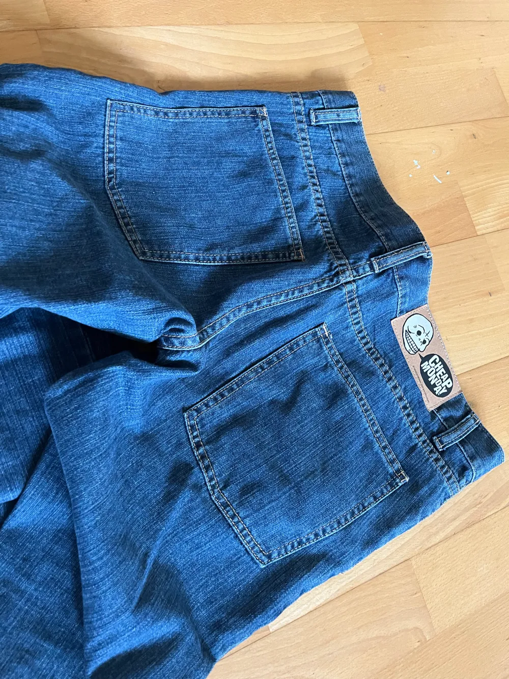 Skit snygga midrise jeans i den perfekta färgen från cheap monday. Dem är straight i modellen och storlek 29/32 men skulle säga lite mindre.. Jeans & Byxor.