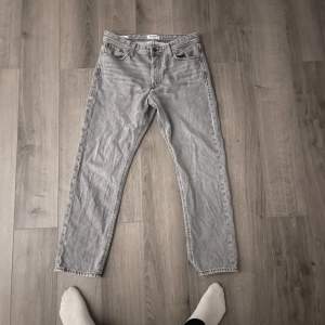 Ljus gråa baggy jeans från Jack & Jones, använd 2-3 gånger säljer då dom inte är min stil, skriv privat för fler bilder eller frågor, pris går att diskutera vid snabb affär 