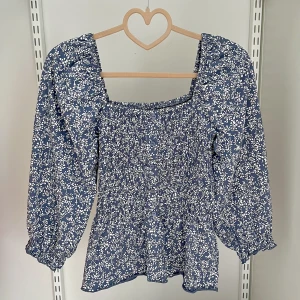 Blommig peplumtopp - Småblommig peplumtopp från Kappahl 🤍Använd några gånger men fortfarande i gott skick. Trekvartsärm och utsvängd i midjan. Material: 100% bomull