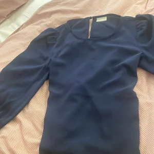 Snygg Sthlm-stil tröja (halvt långärmad) - Hej jag säljer denna långärmade blåa blus från VILA🫶🥰