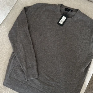 Paul & Friends tröja (M) - Helt ny tröja från Paul & Friends (Fine merino), stickad tröja bestående av en Italiens mjuk och tunn kvalitet i merinoull. Slim fit med en rak kropp!   Nypris 1295kr  Storlek: M    Aldrig använd, köpt från NK, lappen sitter kvar!