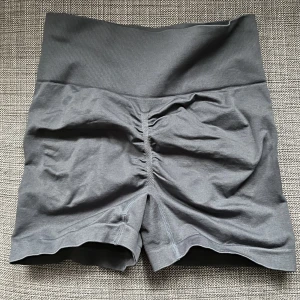 Träningsshorts  - Jättebekväma och snygga träningsshorts. Har scrunch därbak så rumpan blir 👌🏻. Storlek S💘